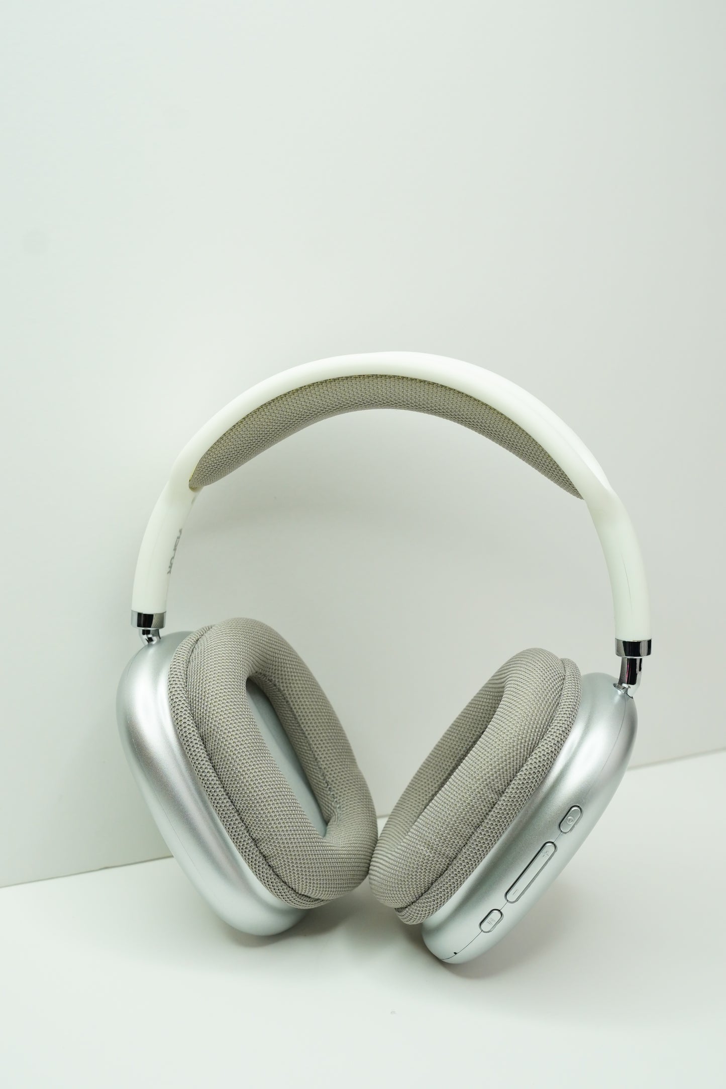 Immerse yourself in unparalleled comfort and audio quality with Aspor headphones. Experience 20 hours of uninterrupted listening pleasure with rich, 3D surround sound."