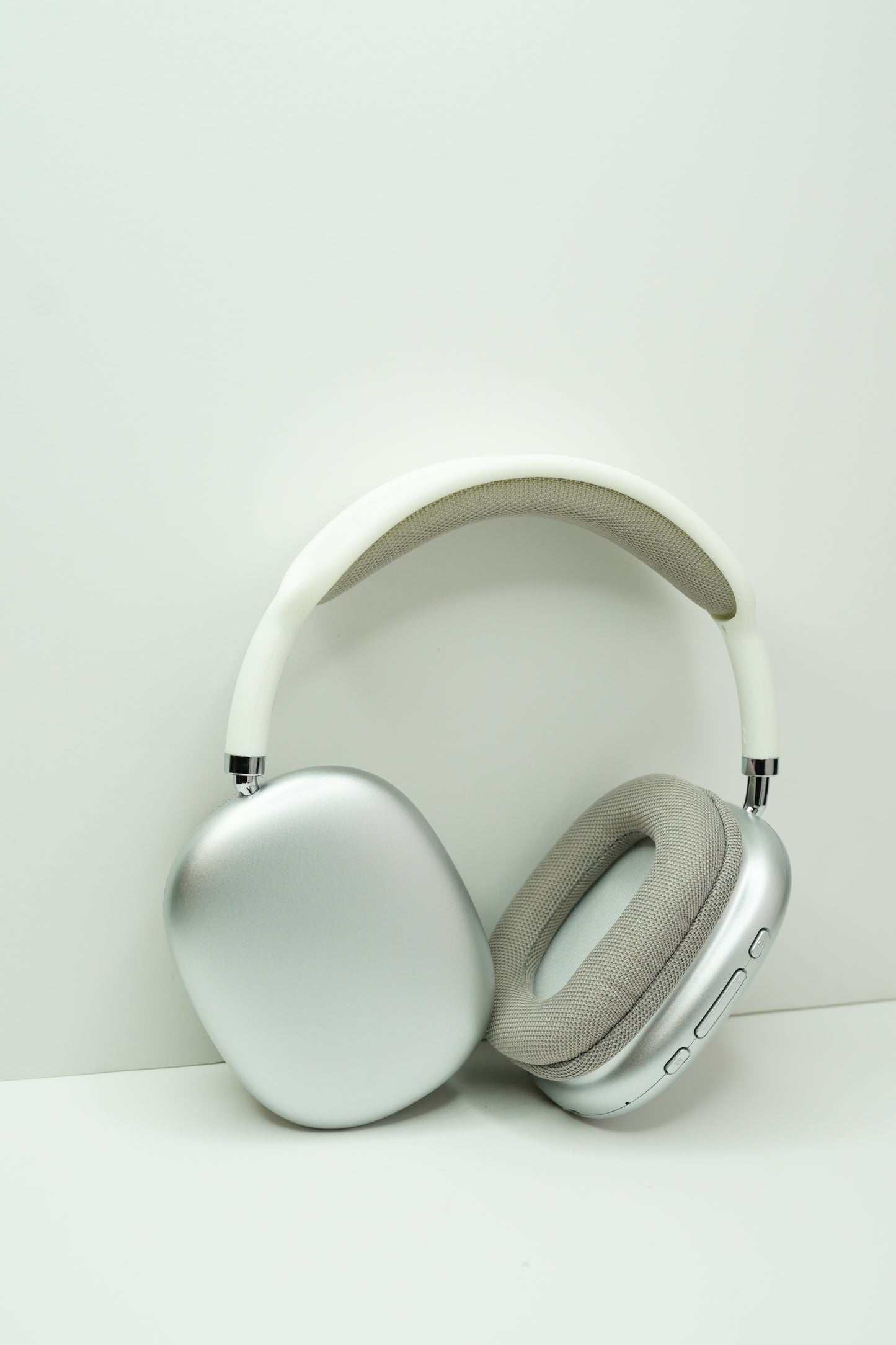Immerse yourself in unparalleled comfort and audio quality with Aspor headphones. Experience 20 hours of uninterrupted listening pleasure with rich, 3D surround sound."